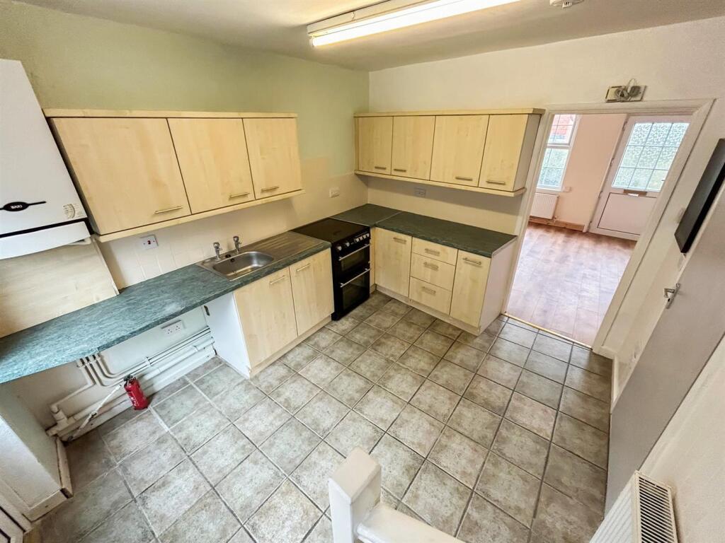 KITCHEN / DINING ROOM
