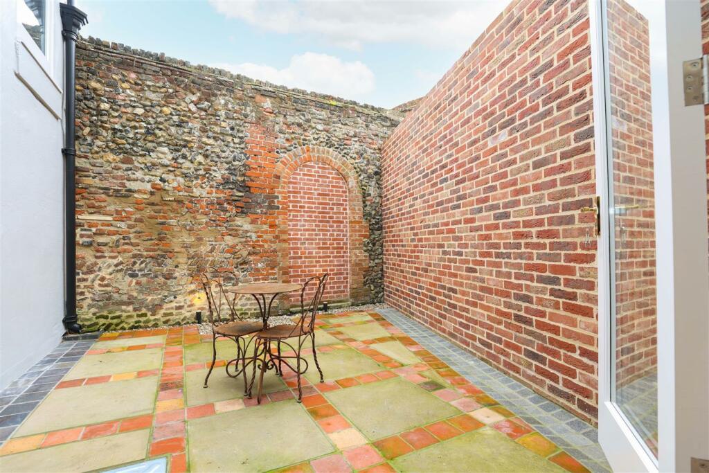 8 Guildhall Street [Courtyard alt View].jpg