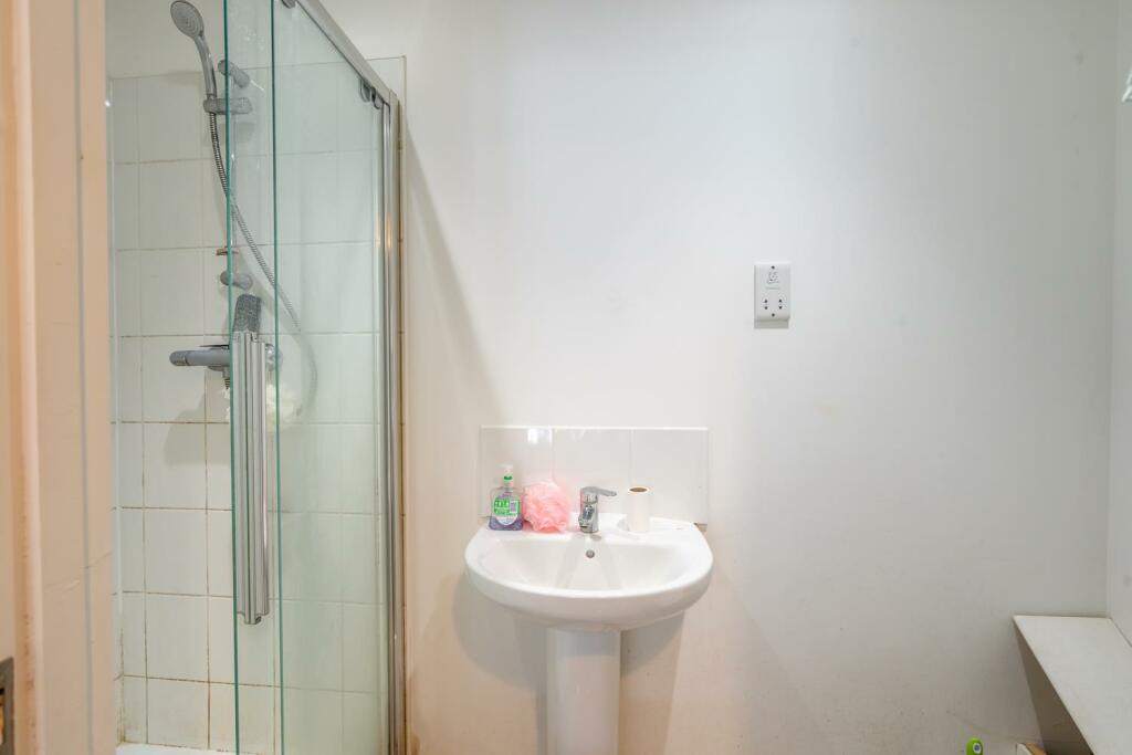 Ensuite to Bedroom 1.jpg