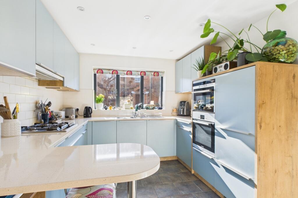 CAM02519G0-PR0230-STILL006