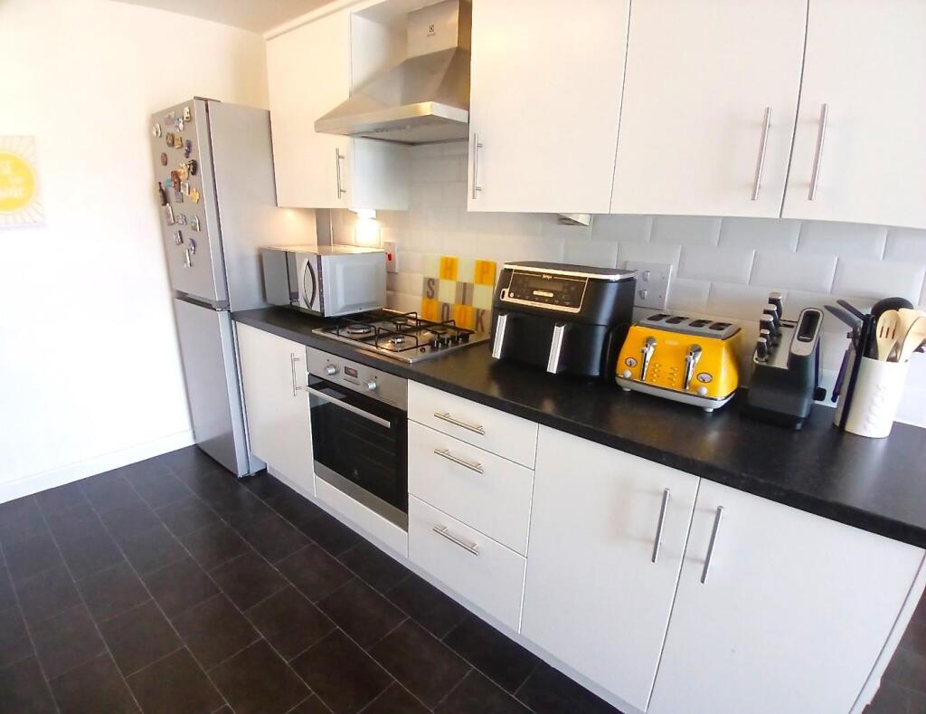 Kitchen 1.jpg