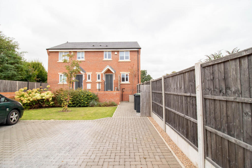 3 bedroom Semi Detached for rent