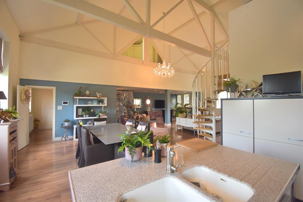 Living/Dining/Fitted