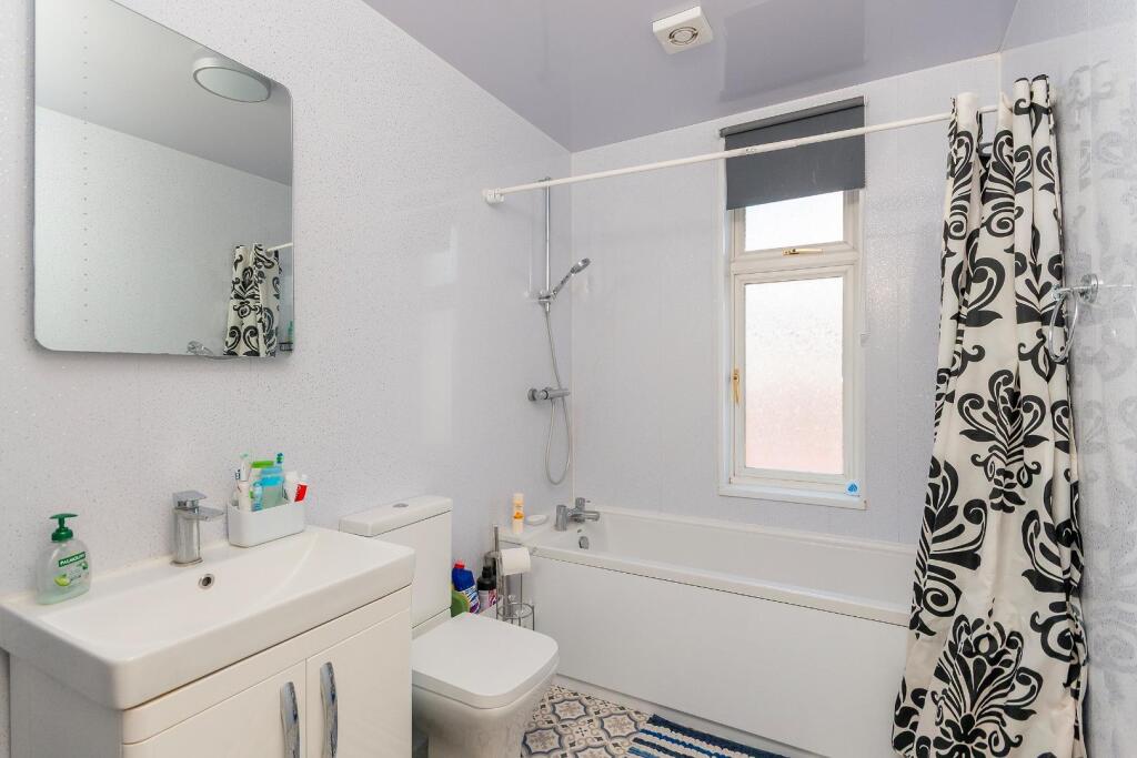 7S1R6EE - Bathroom B.jpg