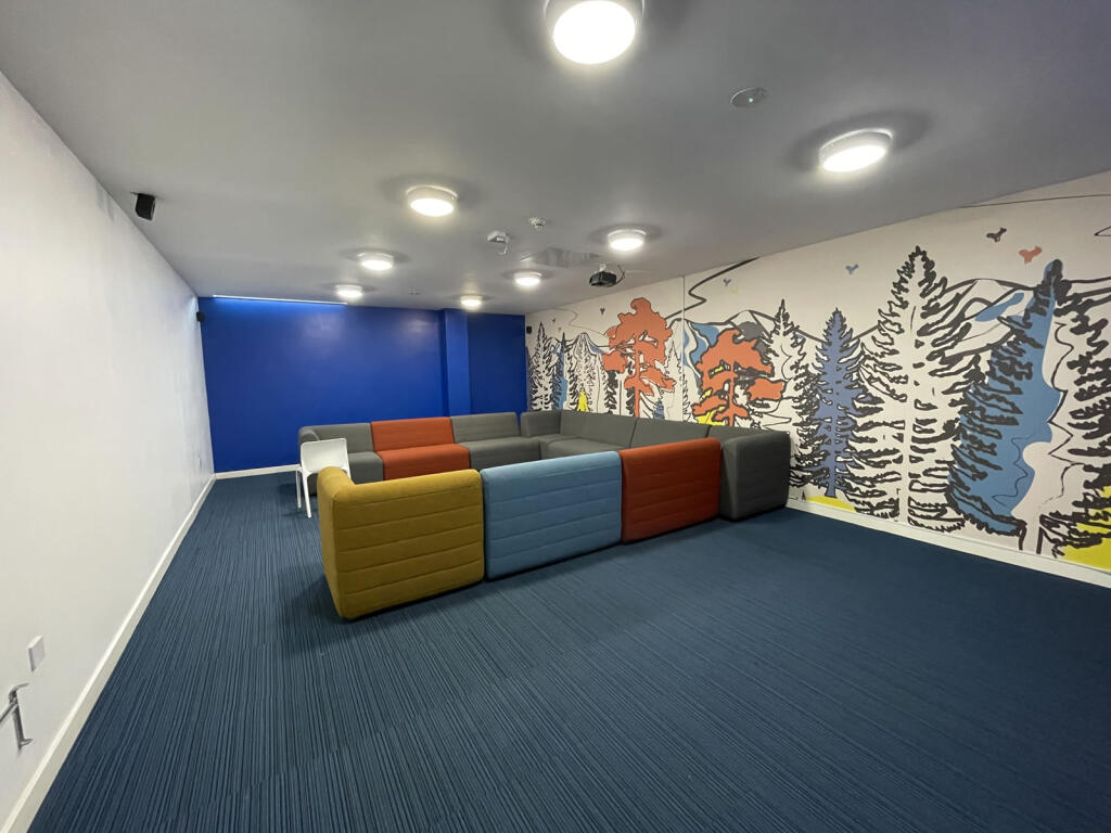 burgesshs7373729Burgess House - 7 (Medium)20666...