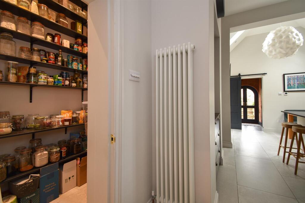 Eat-in kitchen/larder