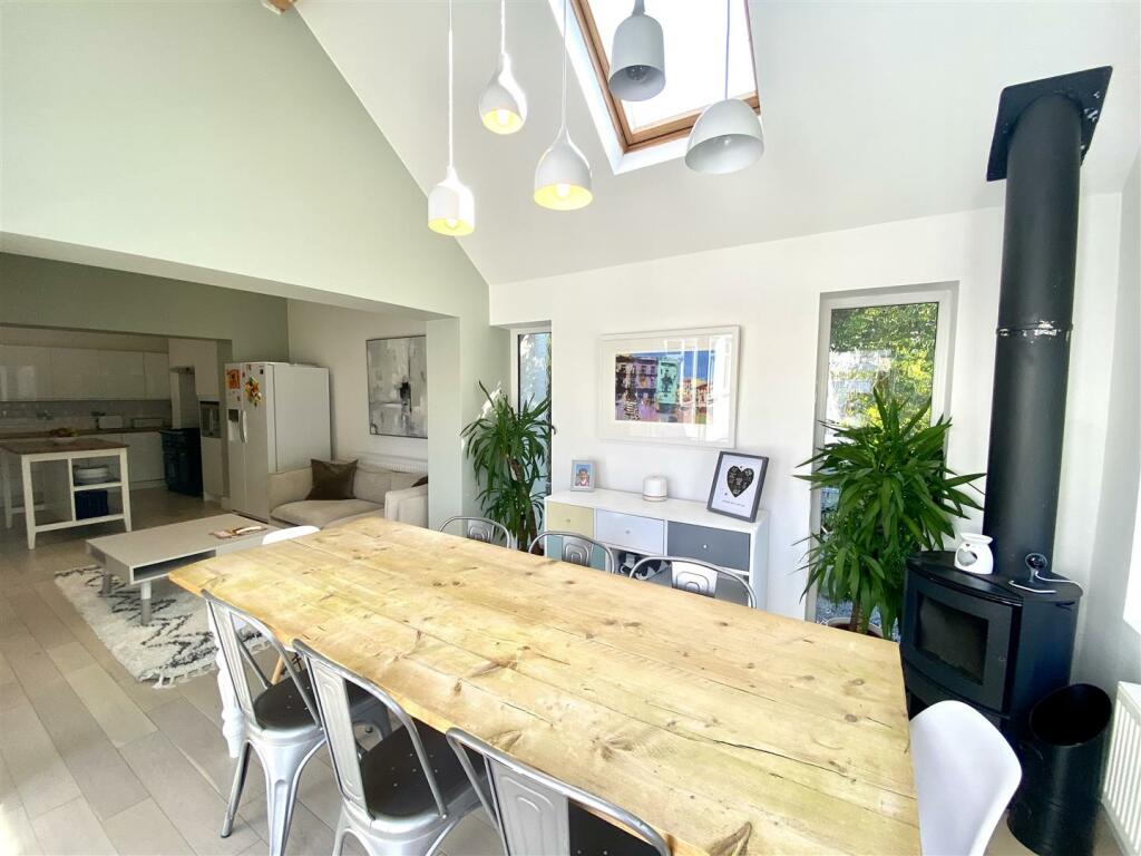 KICHEN/FAMILY DINING ROOM