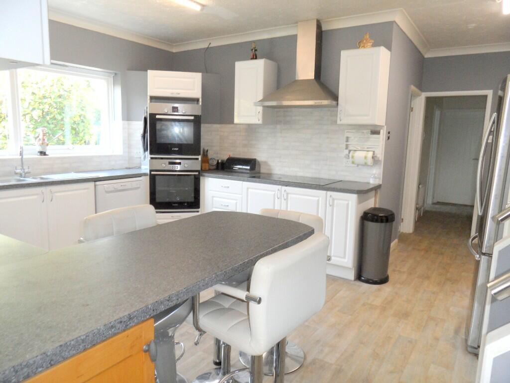 KITCHEN/BREAKFAST RM