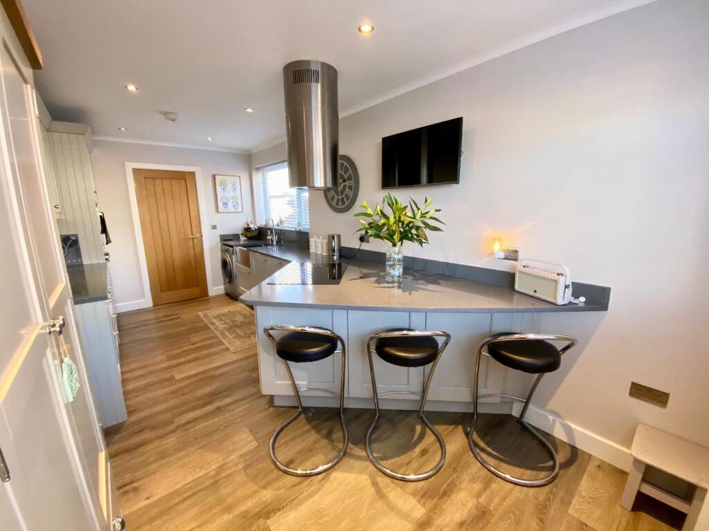 MODEN BREAKFAST KITCHEN