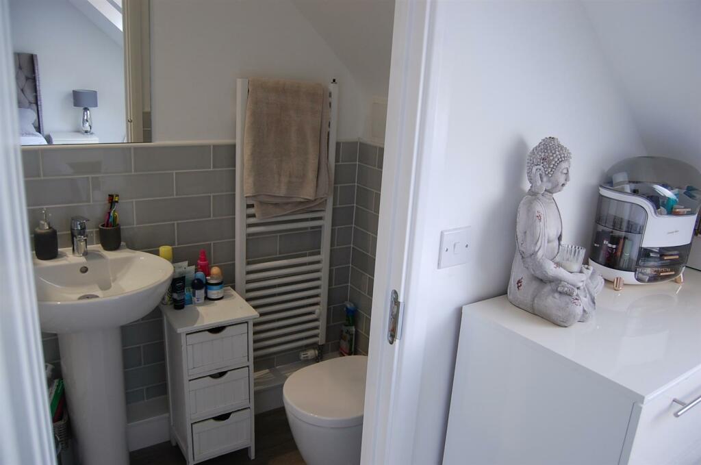 14. Ensuite.JPG