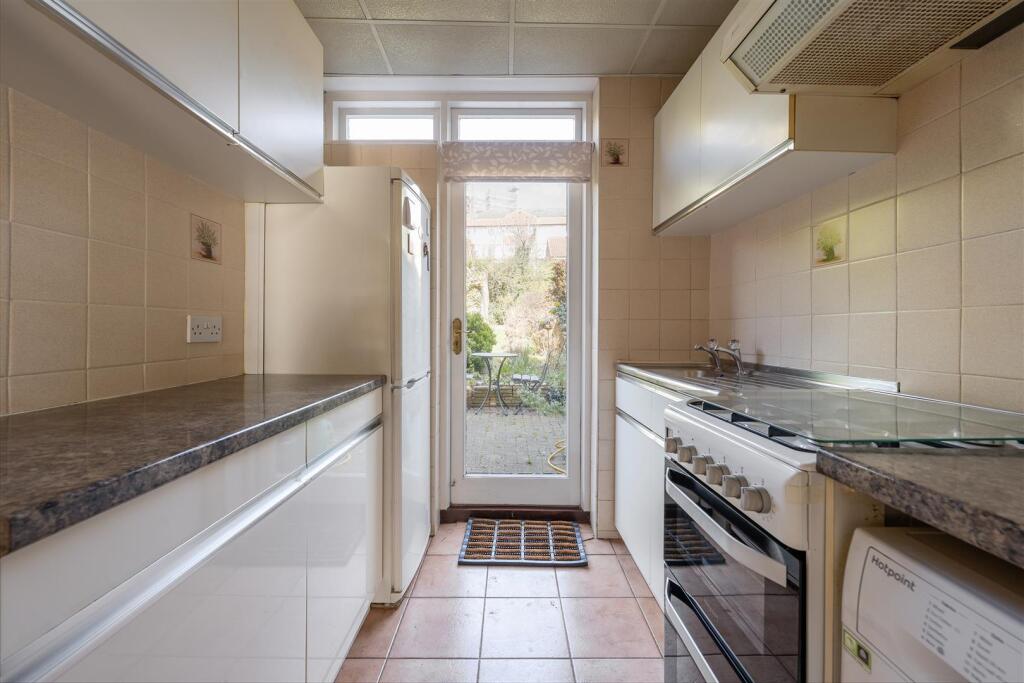 Selwyn Avenue, E4