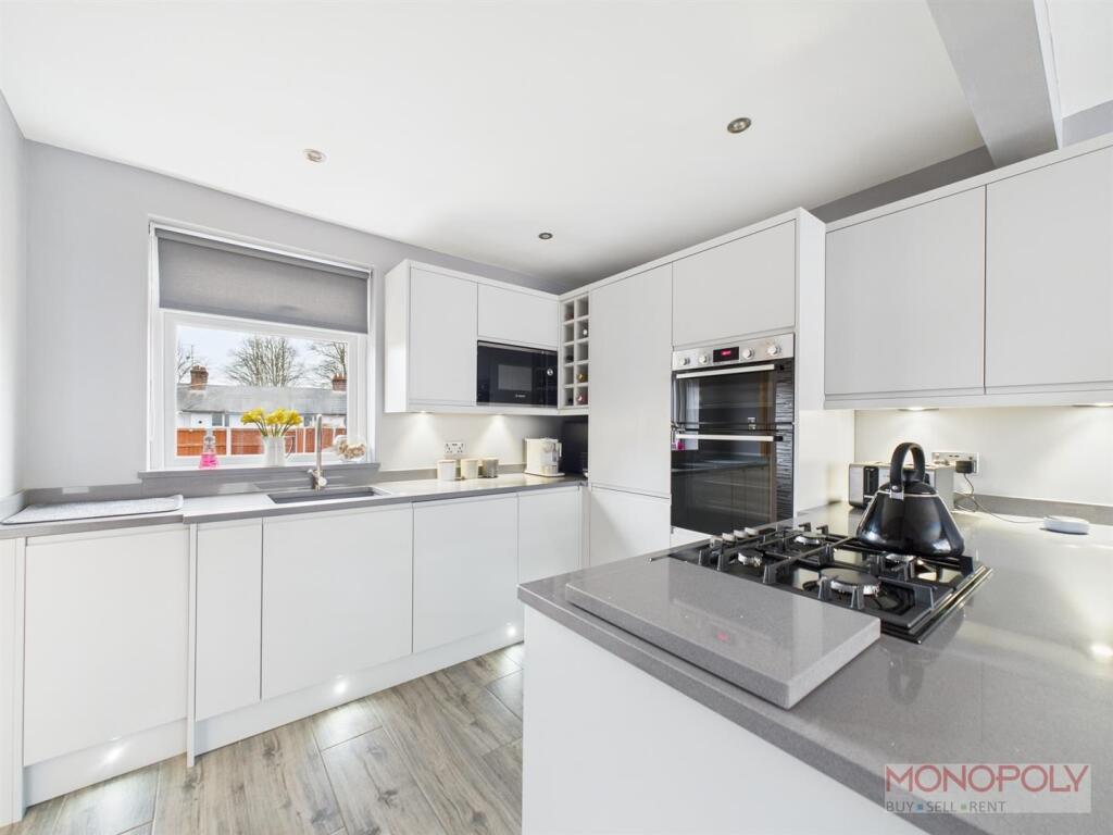 KITCHEN/ DINING ROOM