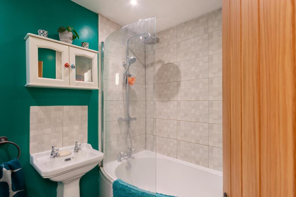 0B5SEE - Bathroom B.jpg