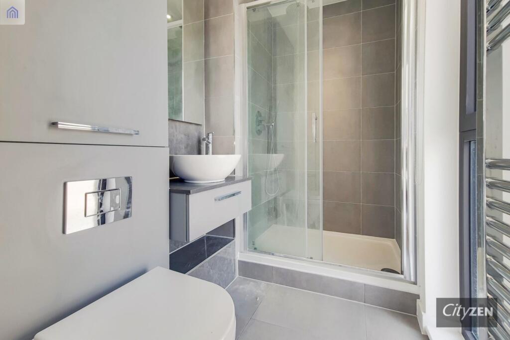 EN SUITE SHOWER ROOM