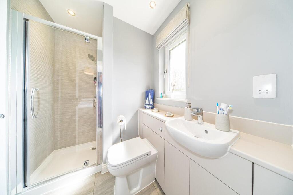 11 Atherton Drive bedroom 2 en suite.jpg