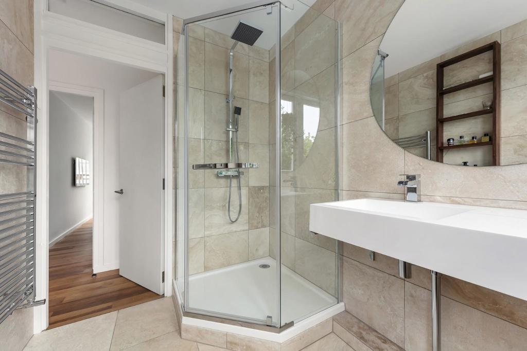 Bathroom (1).jpg