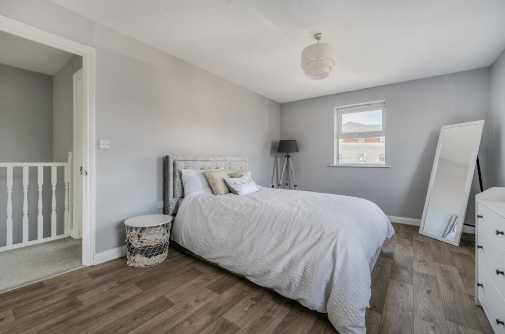 1342209-7-689f637...