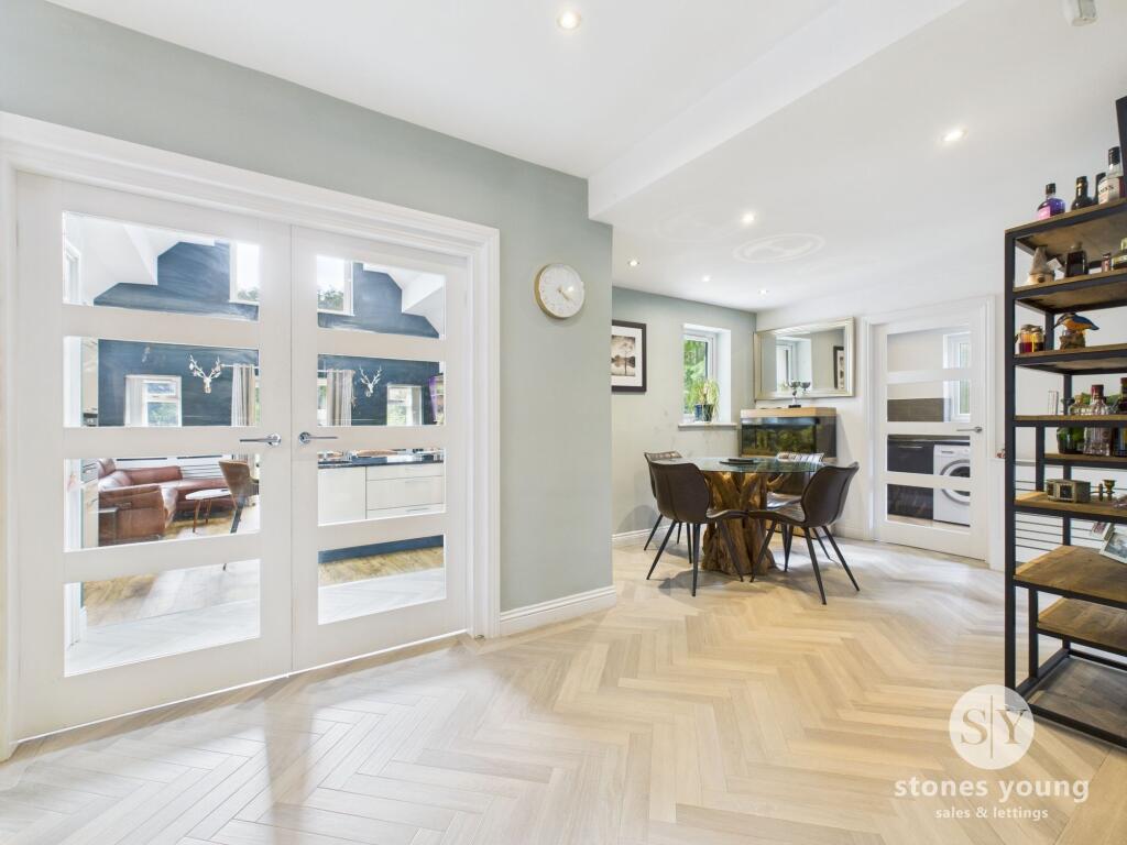 Split level lounge diner