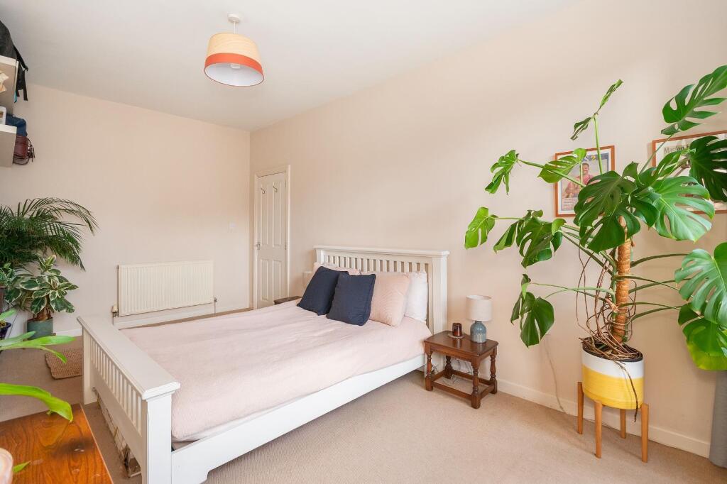 2Z4R6RD - Bedroom A.jpg