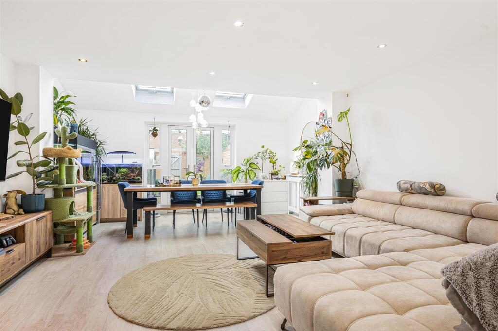 Lounge/Dining Room