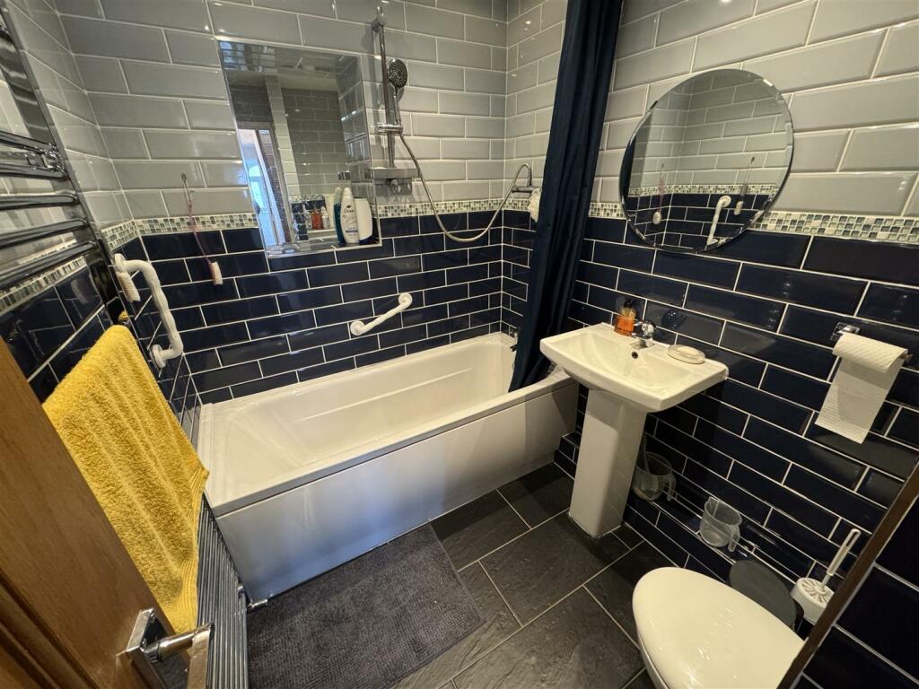 FAMILY BATHROOM