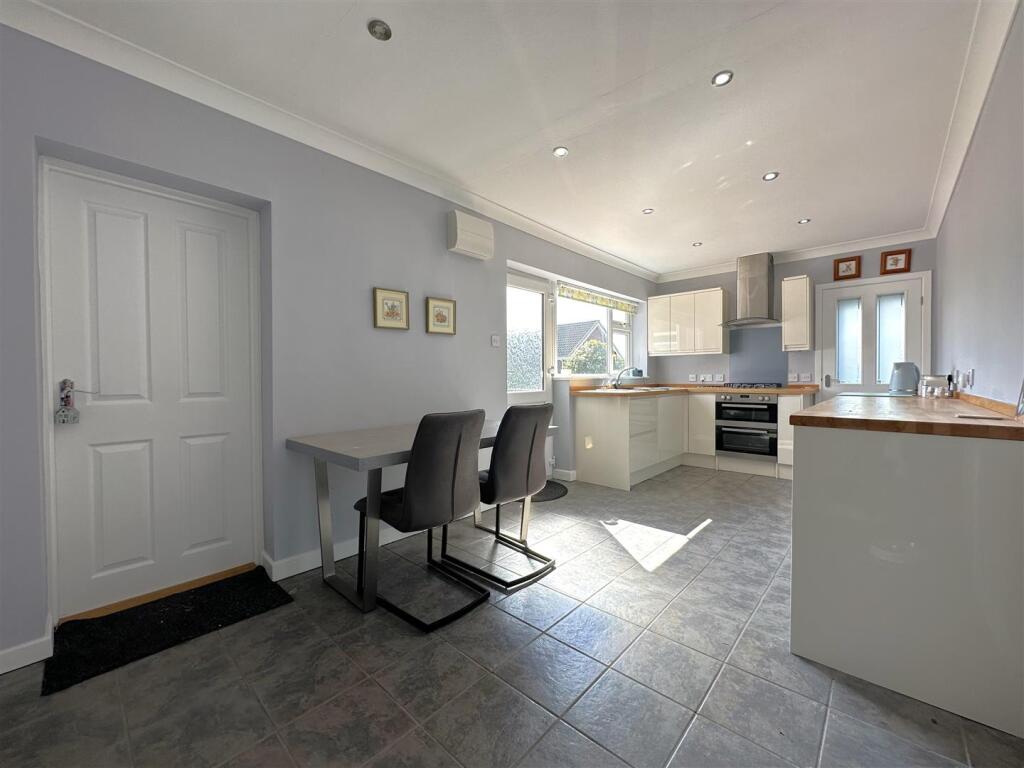 Spacious Dining Kitchen 478