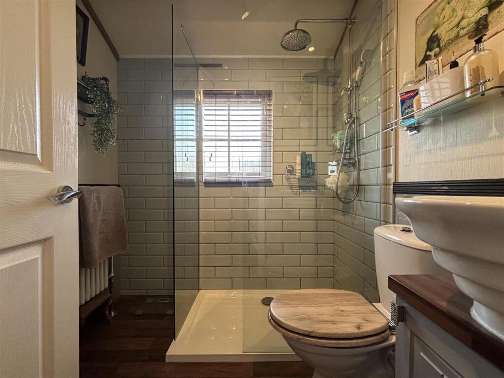 OAKLANDS BATHROOM.jpg