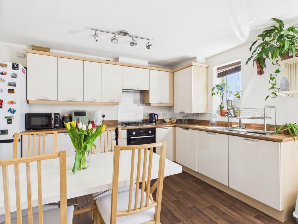 CAM03729G0-PR0049-STILL009