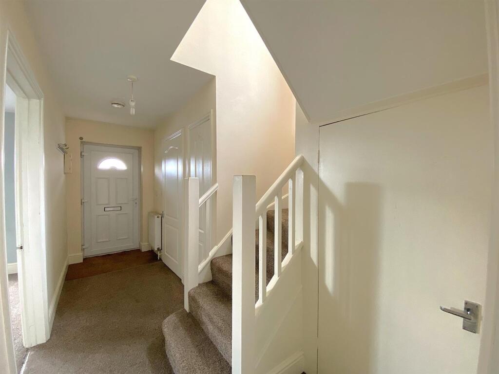 2 Edinburgh Rd - Hall.jpg