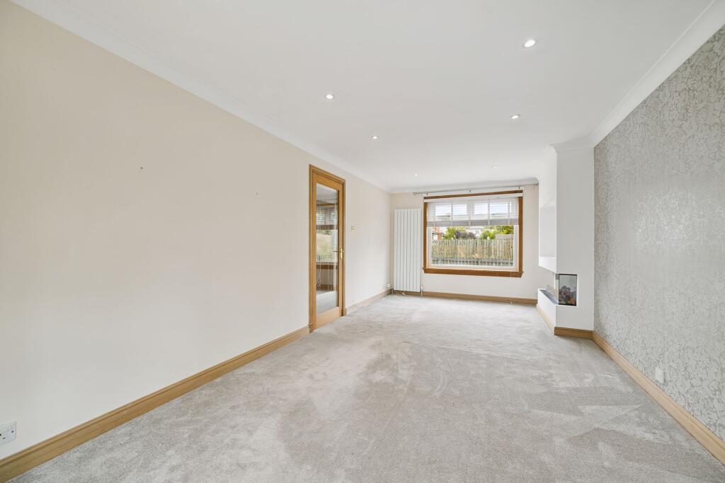 Lounge / Dining Area