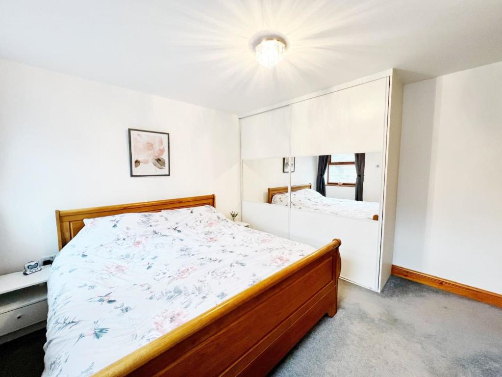 Bedroom 1 pic 2.jpg