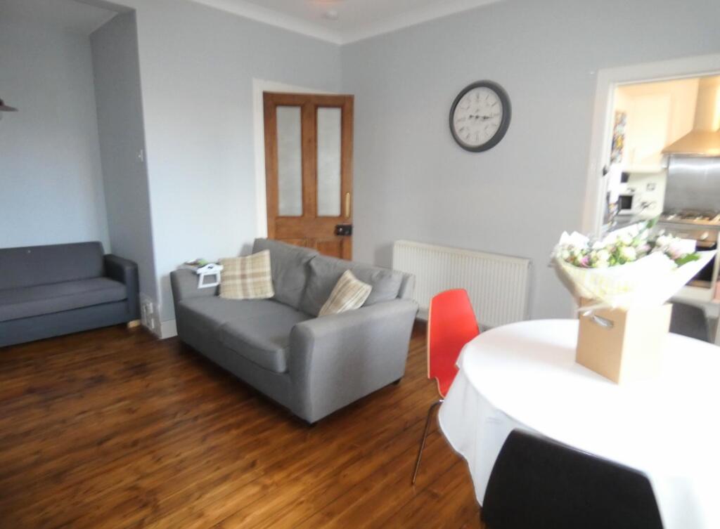 LOUNGE / DINING