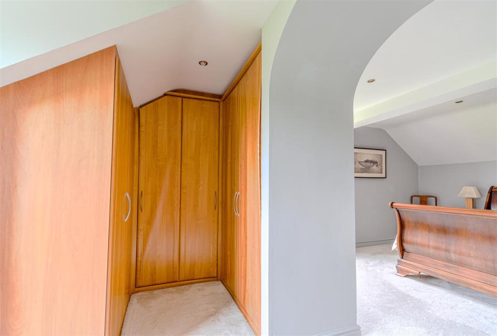 Dressing room to master-suite 20