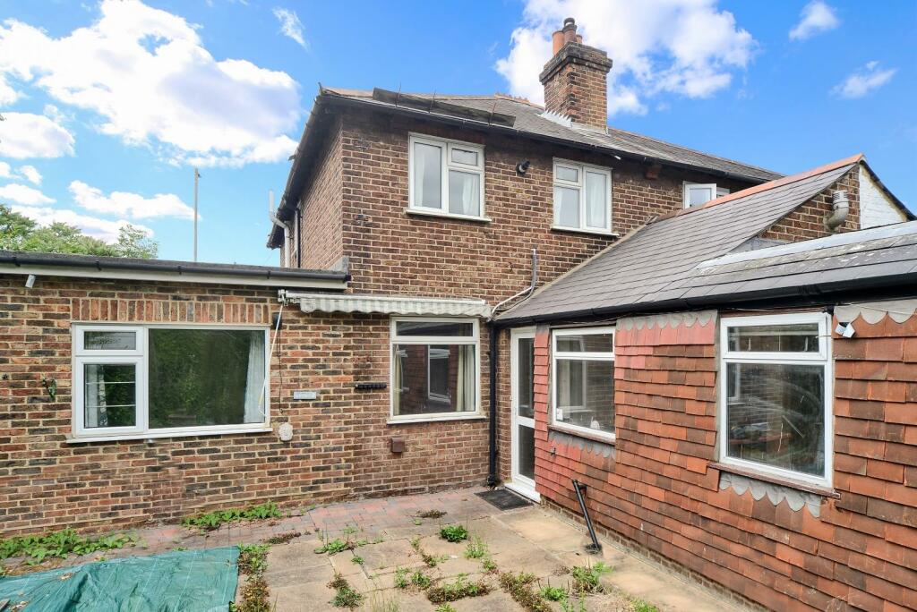 LEATHERHEAD ROAD (3).jpg