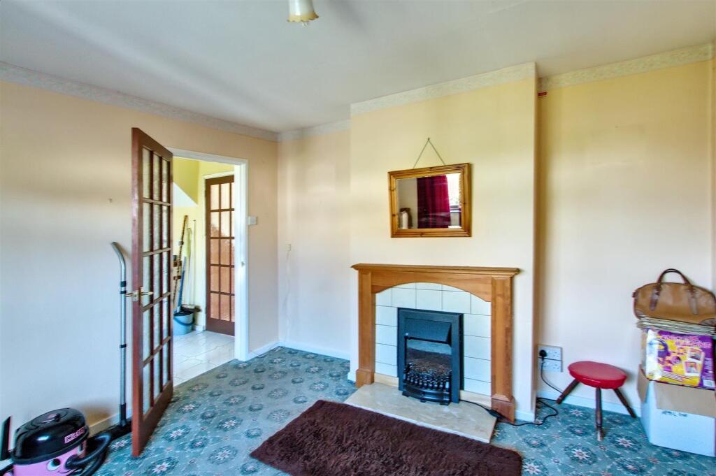sitting/dining room