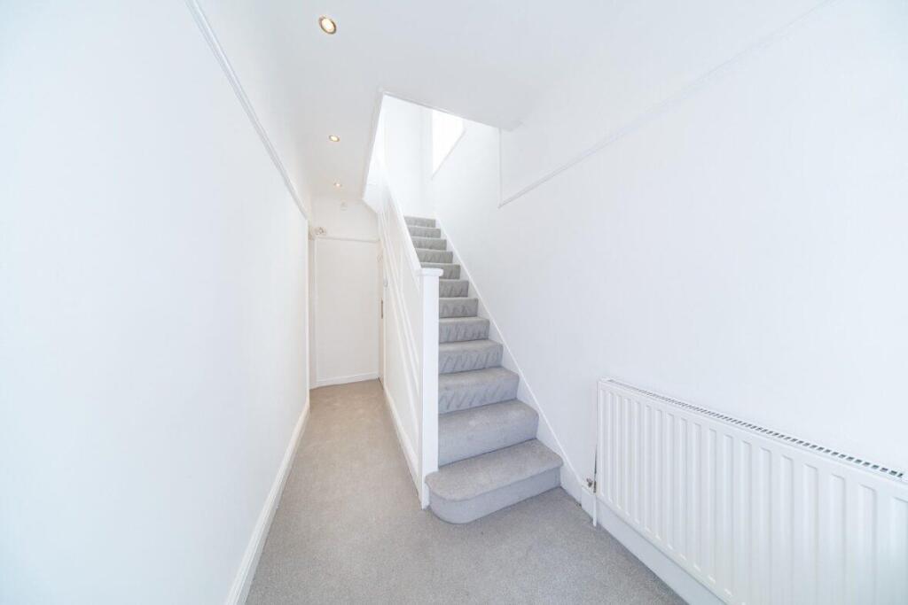 77 Jeffereys Crescent hall.jpg