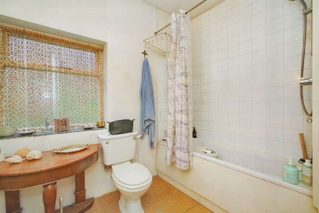 67 Lees Road - Bathroom