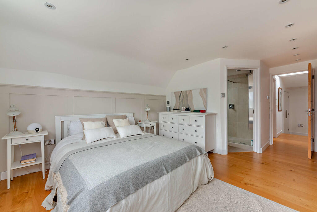 8614390-interior1...