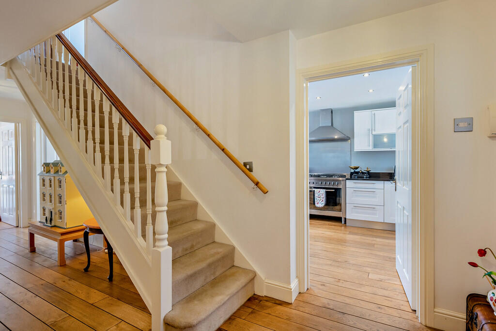 8643242-interior1...