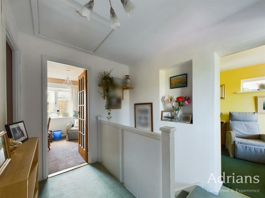 FIRST FLOOR LANDING