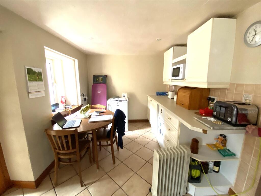 dining area of kit.JPG