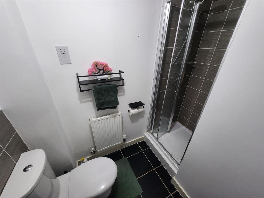 EN SUITE SHOWER ROOM