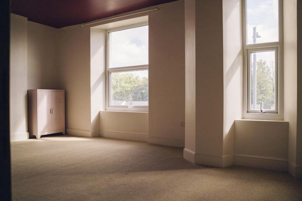 Ystafell Wely 2 / Bedroom 2
