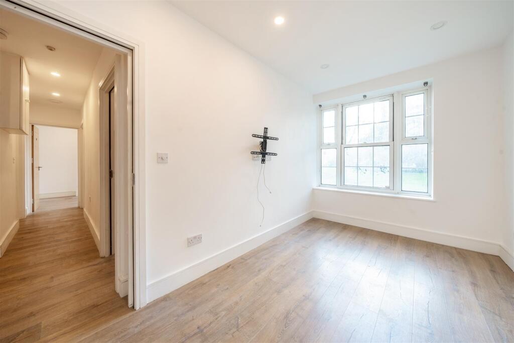 Living room  .JPG