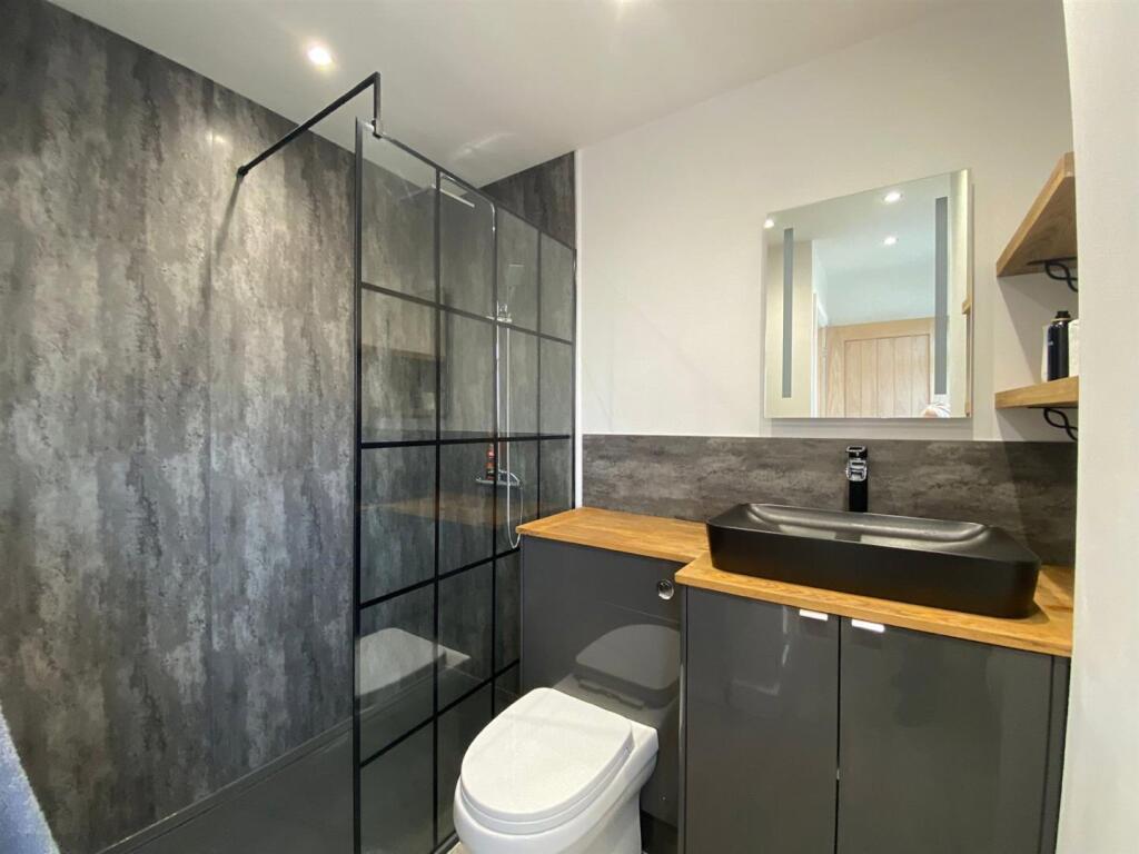 SHOWER ROOM: