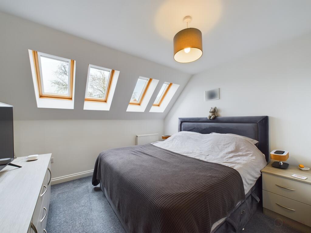 CAM02136G0-PR0190-STILL025