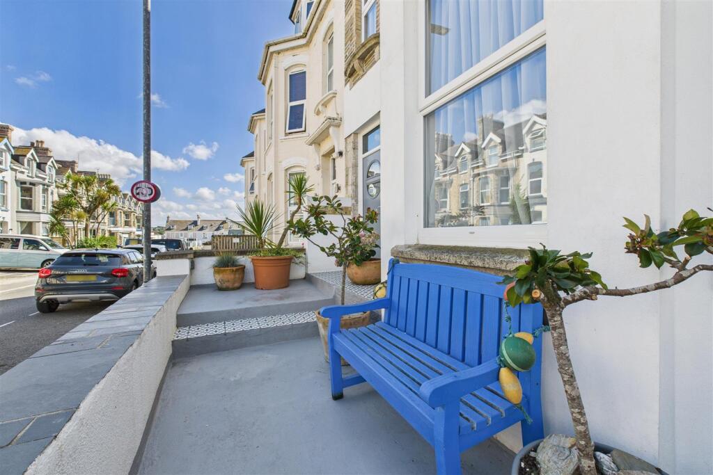 Front onto Tolcarne Road