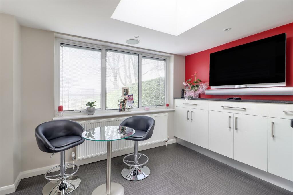 Breakfast Area.jpg