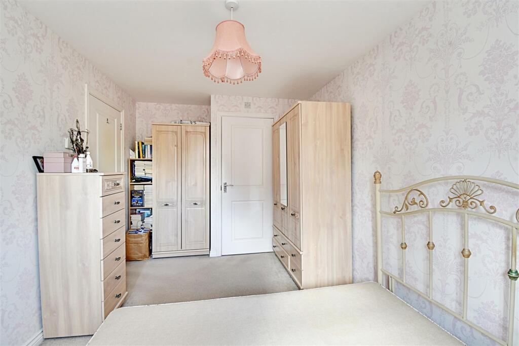 Bedroom 1_2.jpg
