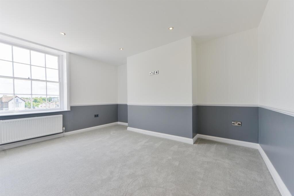 Flat 2, 12 Marine Gardens5.jpg